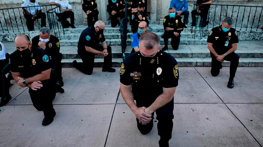 Белые американцы встали на колени перед афроамериканцами