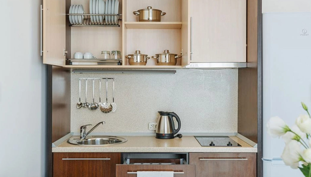 Небольшие кухни почти не отнимают полезную площадь апартаментов, при этом там есть все необходимое.