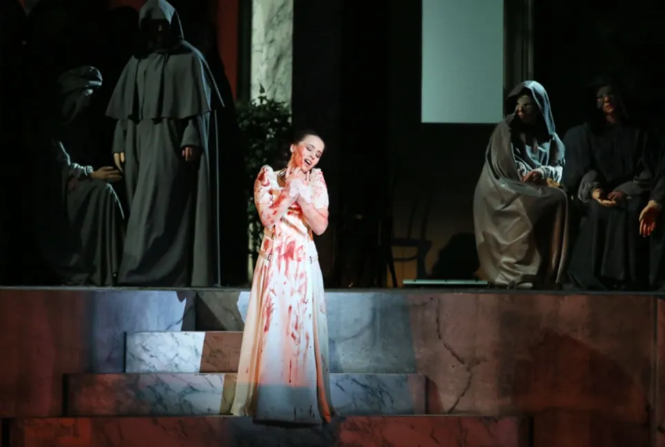 Когда Лючия выходит из спальни, где она на брачном ложе заколола нелюбимого мужа Артура, её белое ночное платье кровью обмазывают люди в масках и монашеских плащах и в капюшонах. Кровь на руках общества