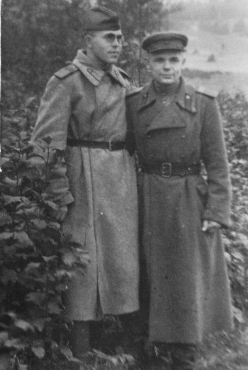 И. Спирин (слева) с фронтовым товарищем после Победы. 1945 г.