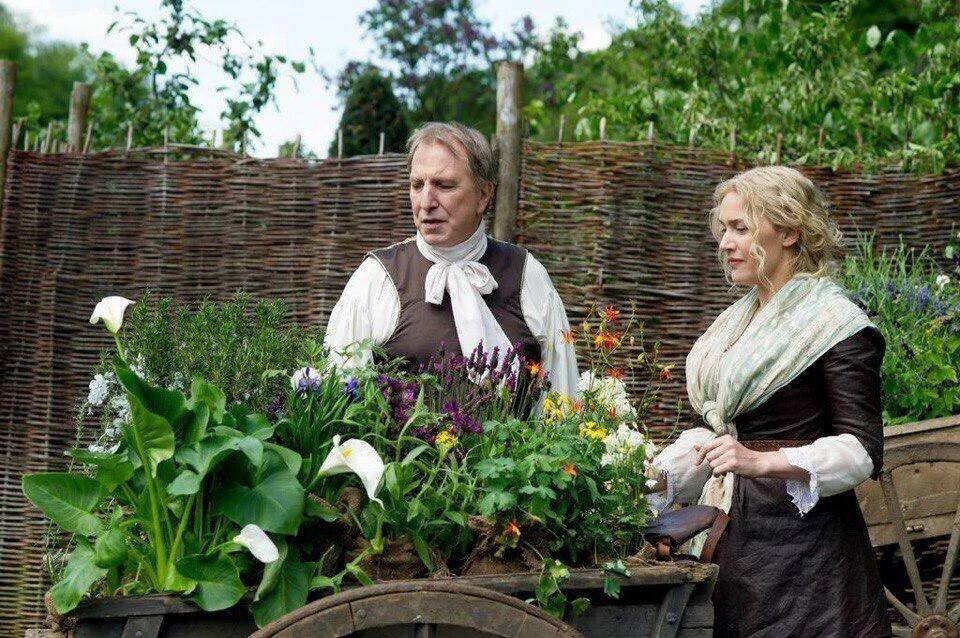 Сабин де Барра принимает «короля-солнце» за садовника. Кадр из фильма «Версальский роман»: Алан Рикман и Кейт Уинслет