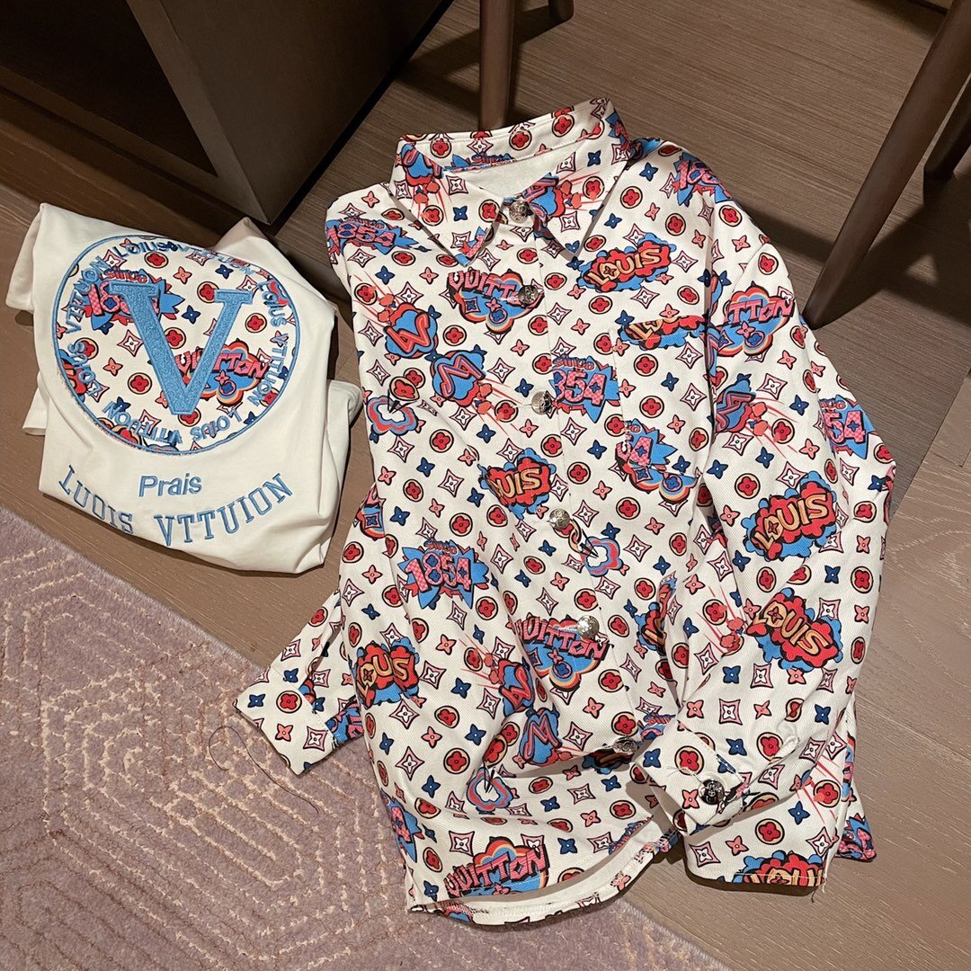 Перед заказом вещей с принтом и надписями брендов , прочитайте внимательно, правильно ли они написаны .