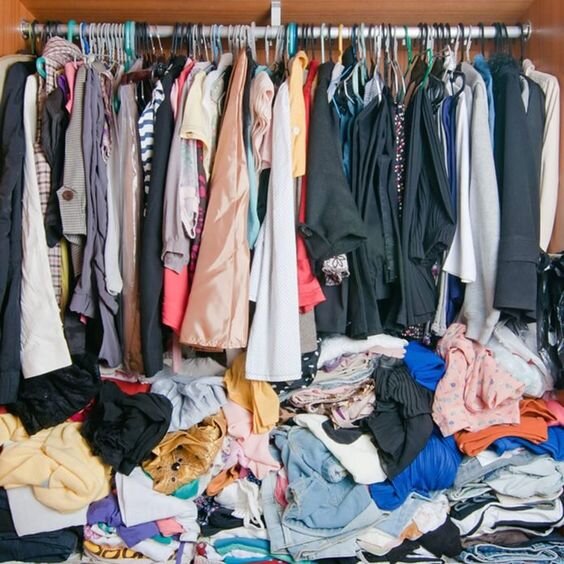 Фото с Pinterest, но очень похоже на мой старый Пакс. Очень вместительный был шкаф, да.