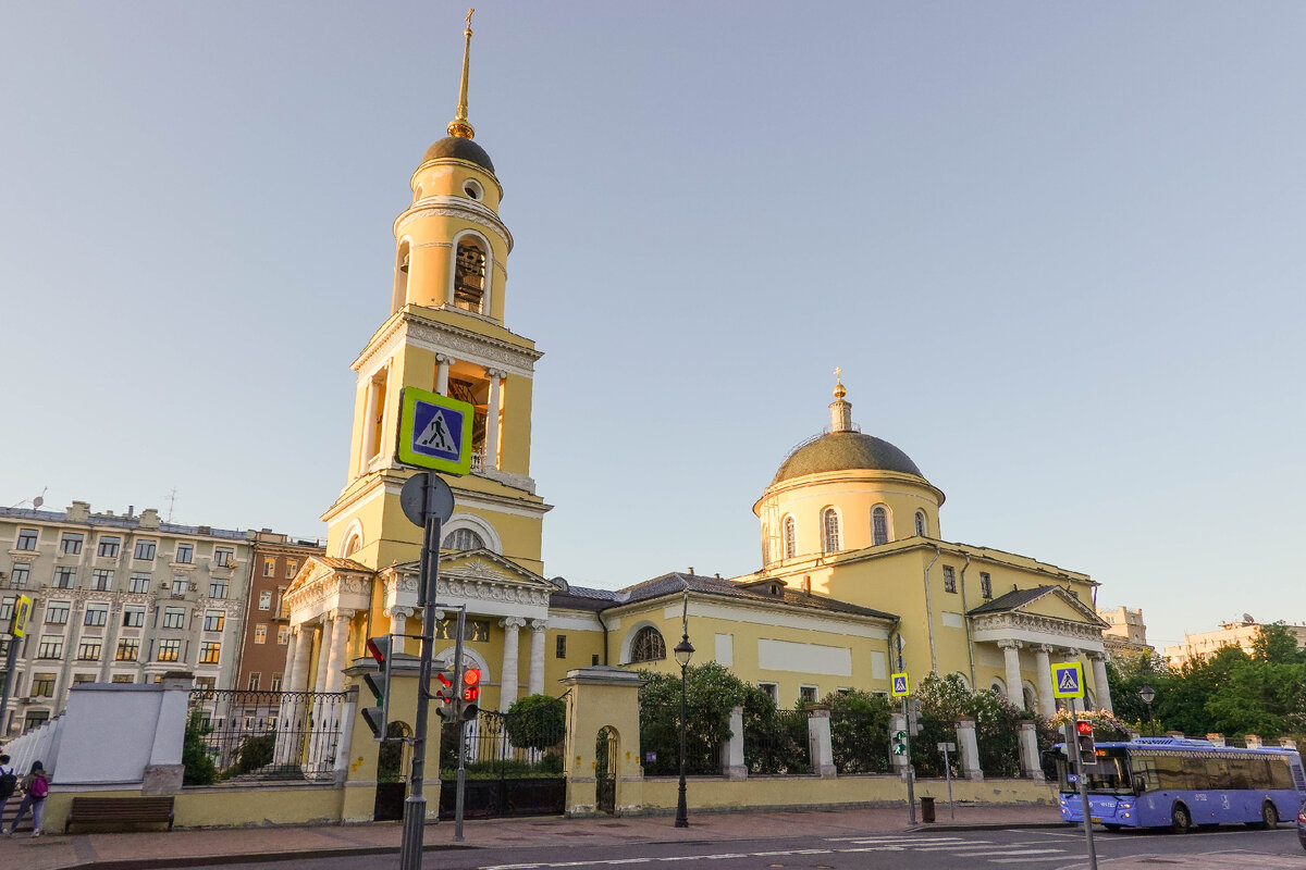 Церковь большое вознесение у никитских ворот москва. Храм вознесения господня у никитских ворот. Церковь где пушкин. Храм у никитских ворот москва. Церковь венчания александра невского москва.