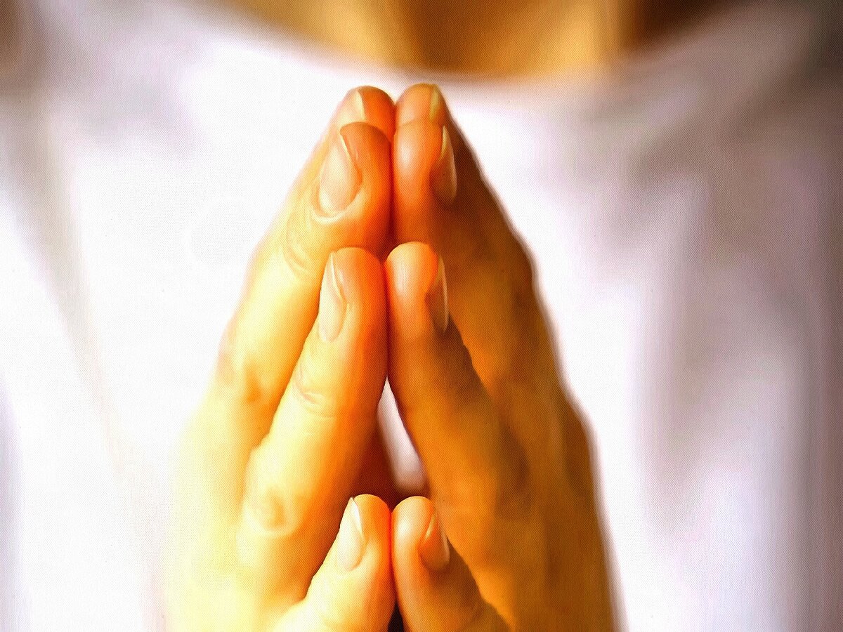 Руки сложенные в молитве фото