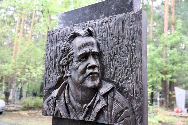 Памятник Крапивину.