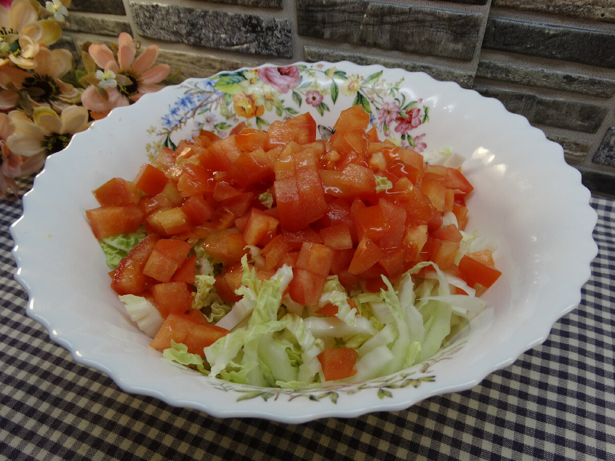 Салат с пекинской капустой, колбасой и сухариками