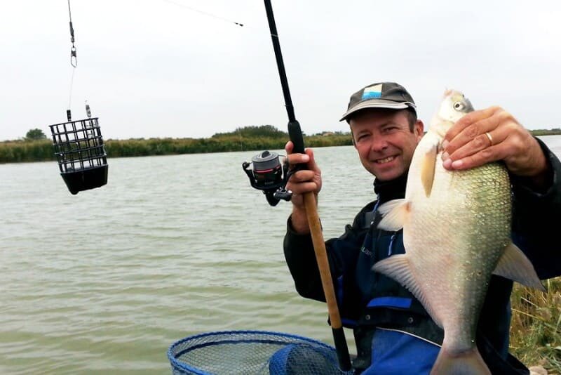 рыболовные фидер наклейки. фидер для рыбалки. ловля фидером соревнования. фидер ловля на фидер летом. удилище фидерное zemex grand feeder 10ft 60g moderate.