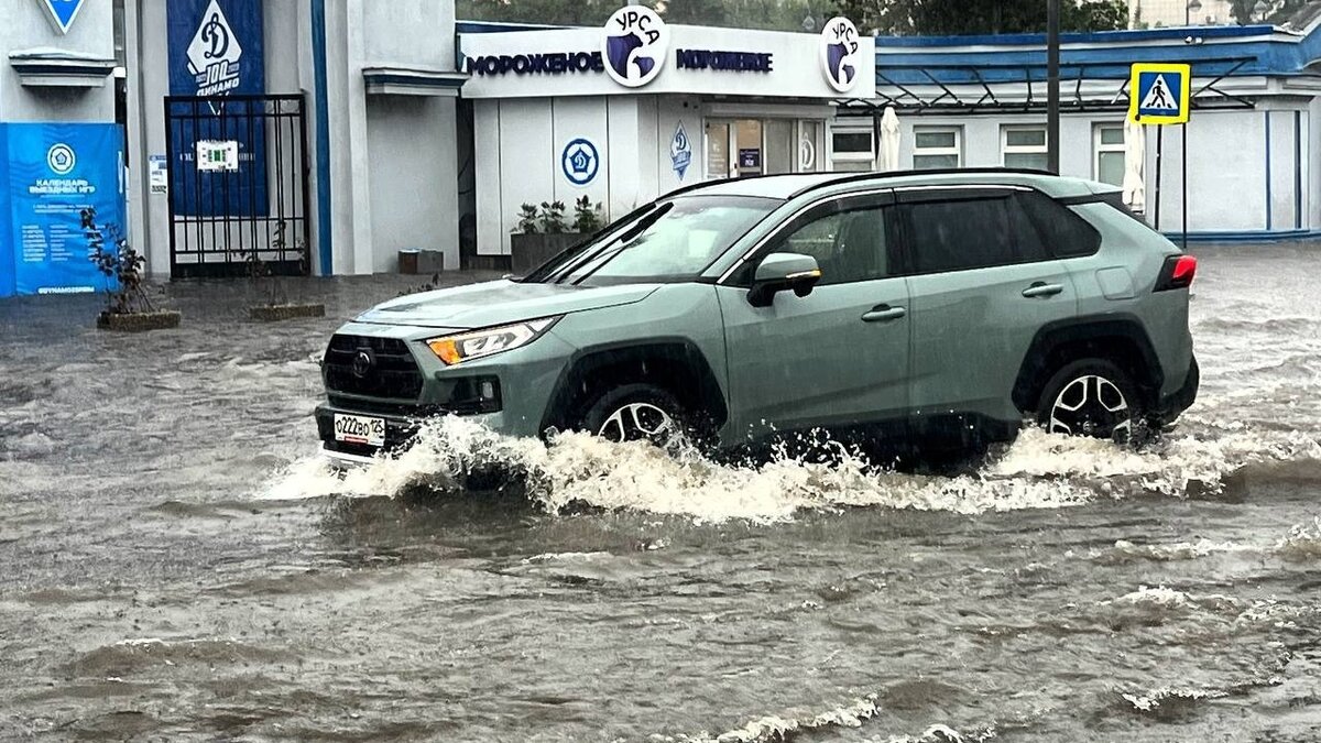     Значительное ухудшение погодных условий ожидается во Владивостоке с 29 по 30 августа. А именно, как отмечают синоптики, менее, чем за 12 часов пройдет сильный дождь — 15-45мм.