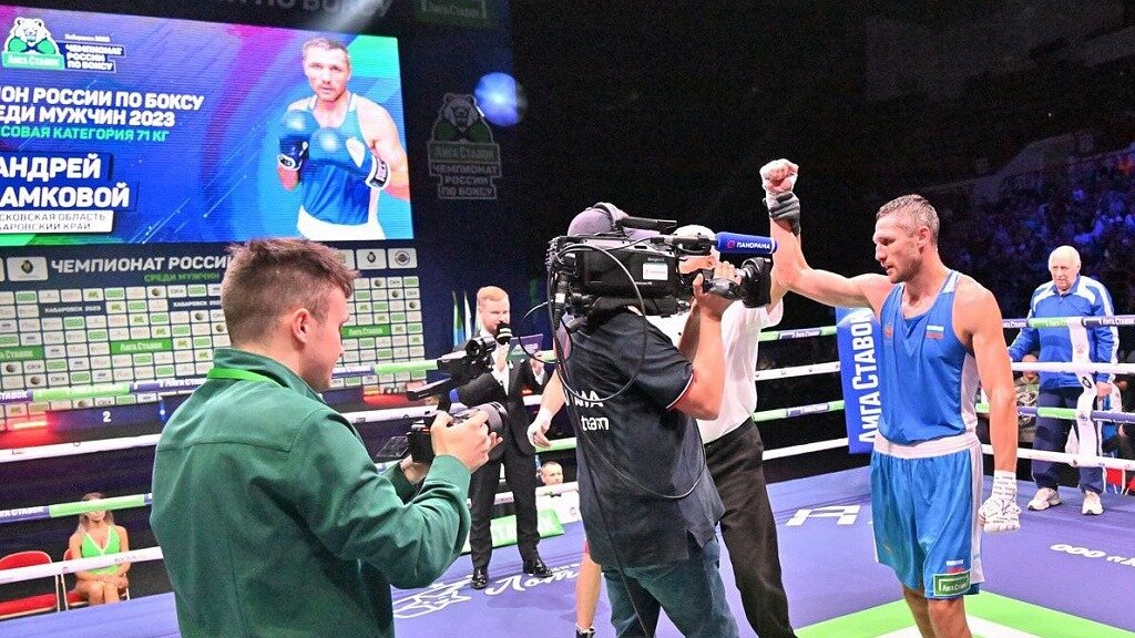     Спортсмен выразил свое мнение о развитии физической культуры в Хабаровске и подчеркнул важность создания доступных условий для тренировок боксеров, а также реабилитационного направления в новом спортивно-оздоровительном комплексе с 50-метровым бассейном.