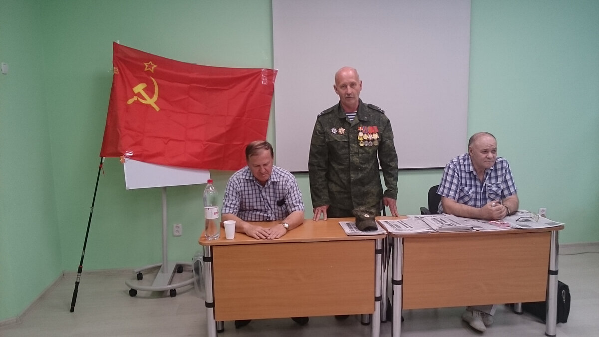 На Пленуме выступает секретарь Луганского рескома РКРП(б)-КПСС Г.В. Осадчий