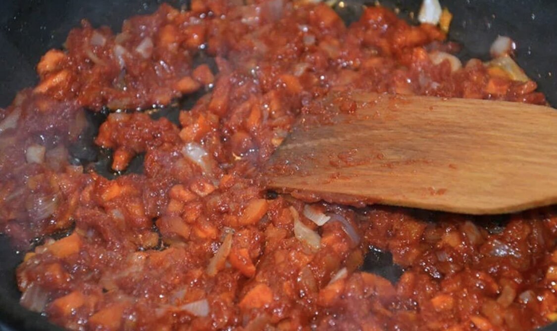 Лук томатная паста масло