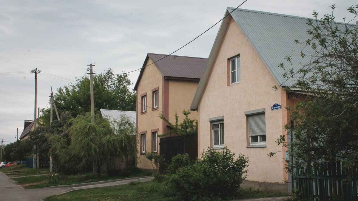     Эвакуированные граждане уже возвращаются в свои дома, которые подтопило во время тайфунов в Приморье. Сейчас от воды освободились практически все муниципалитеты, лодочные переправы устранены за ненадобностью, а транспортное сообщение по всему региону наладили.