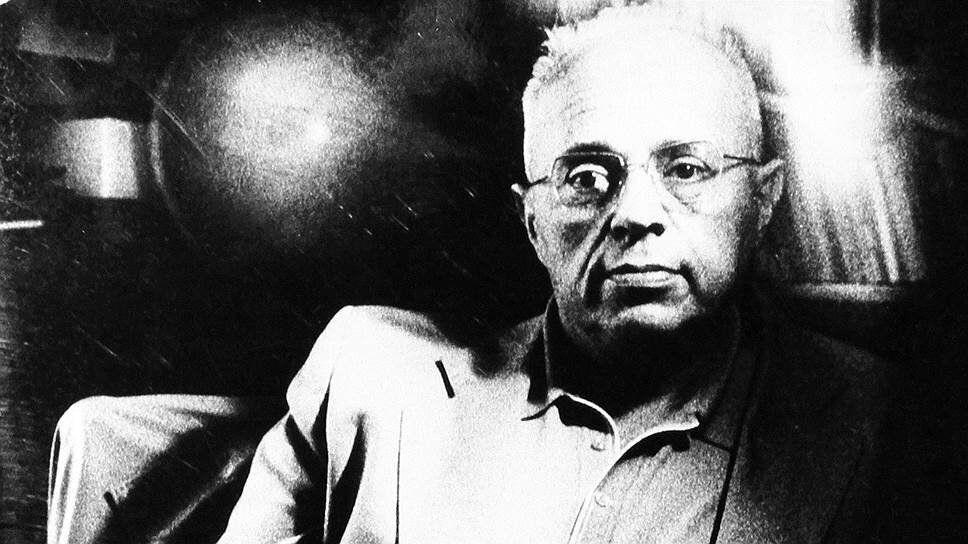    «Больше всего может дать тот, кто все потерял»    
Станислав Герман Лем родился 12 сентября 1921 года во Львове (который в тот момент принадлежал Польше) в семье отставного военного врача австро-венгерской армии. Недолгое время проучился в местном медицинском институте, но, как сам признавался, «без особого энтузиазма». Его гораздо больше привлекала «политехника», но поступить в университет по этой специальности помешало недостаточно пролетарское происхождение. Отец будущего писателя использовал свои связи, чтобы сын получил хоть какое-то образование, однако учеба была прервана войной Фотоархив журнала «Огонёк»