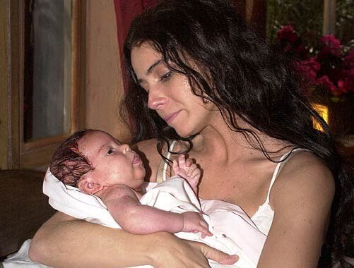 Жади с новорожденной Хадижей. Фото с интернета.