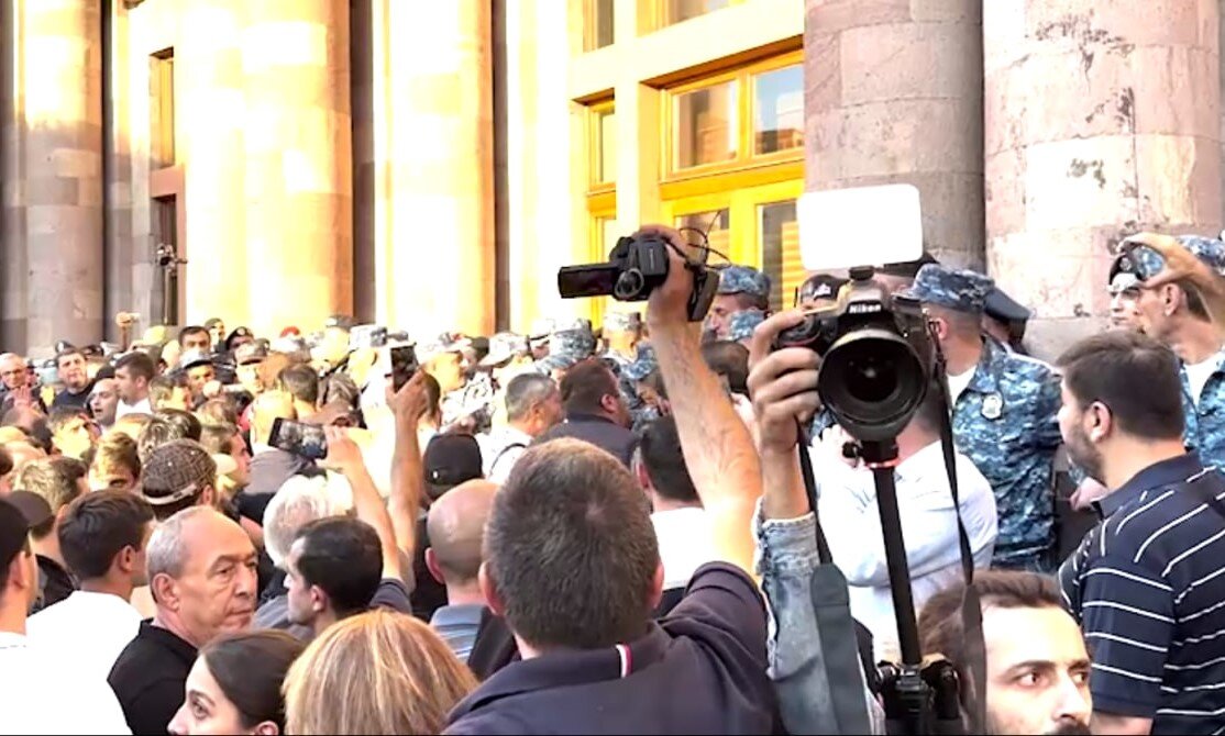 Фото: скриншот с видео "Коммерсантъ" Протестующие у здания правительства в Ереване.