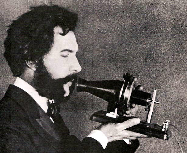 Актер, играющий Александра Белла в немом фильме 1926 года. Показан первый телефонный передатчик (микрофон) Белла, изобретенный в 1876 году.
