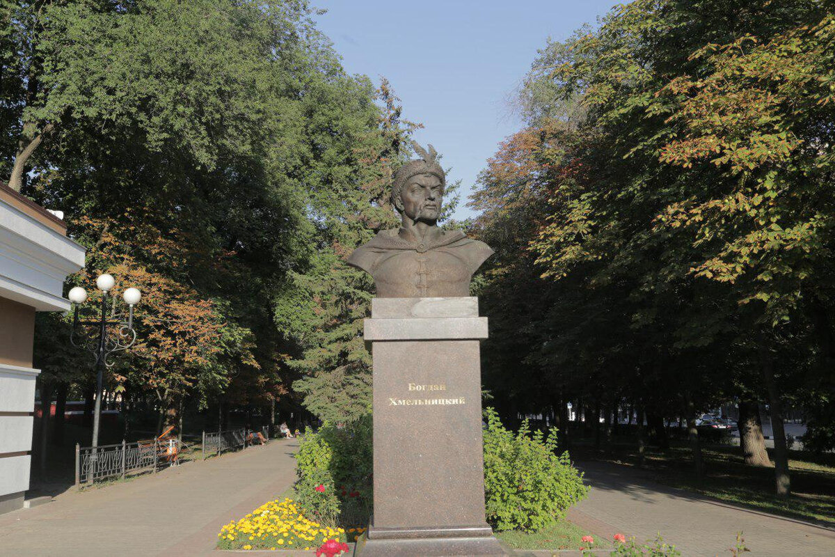 Белгород хмельницкий. Памятник Богдану Хмельницкому в Белгороде. Памятник Богдана Хмельницкого Белгород. Свято-Троицкий бульвар Белгород памятник. Богдан Хмельницкий Белгород.