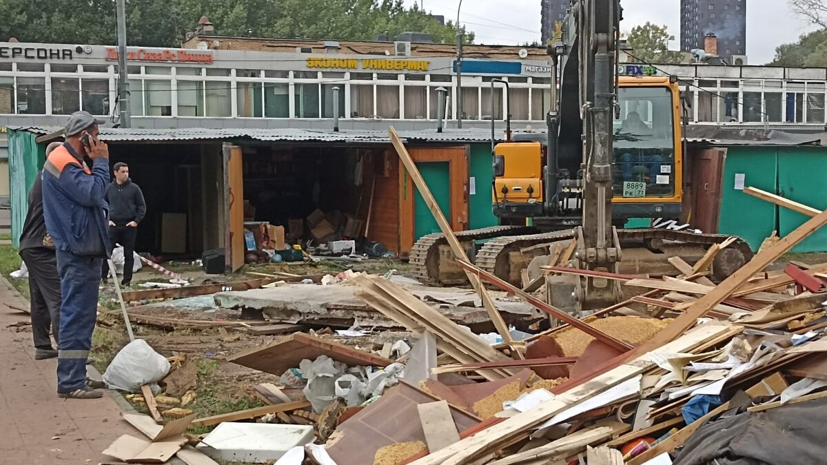     Эта драма происходит прямо сейчас не где-нибудь, а практически в центре Москвы. На Кронштадском бульваре сносят частные гаражи фактически без предупреждения. Машины эвакуируют в неизвестном направлении.