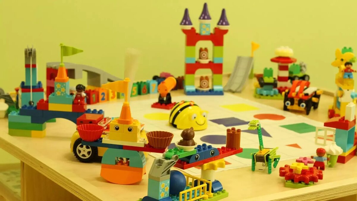     Жители Нижнего Новгорода заступились за воспитательницу, которую обвиняют в избиении ребенка. Родители воспитанников записали видео. Ролик опубликован в группе «Кстати».