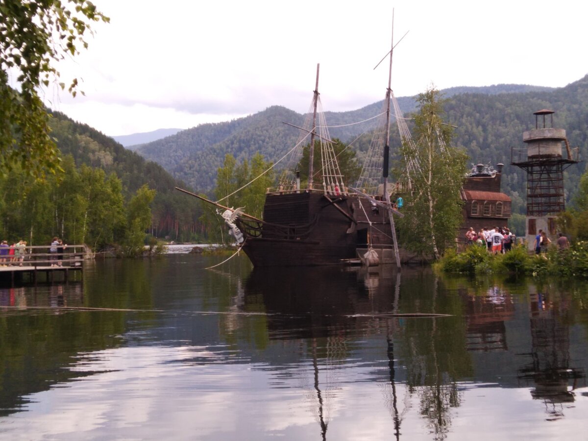 Черная жемчужина и очередь из желающих на нее попасть