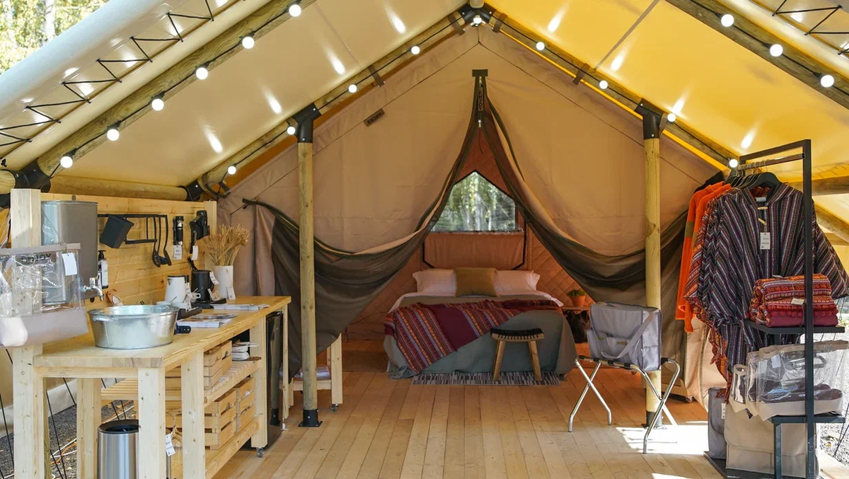 Фото: Укомплектованный палаточный домик для глемпинга от компании ENJOY на выставке Глемпиология -2023. 