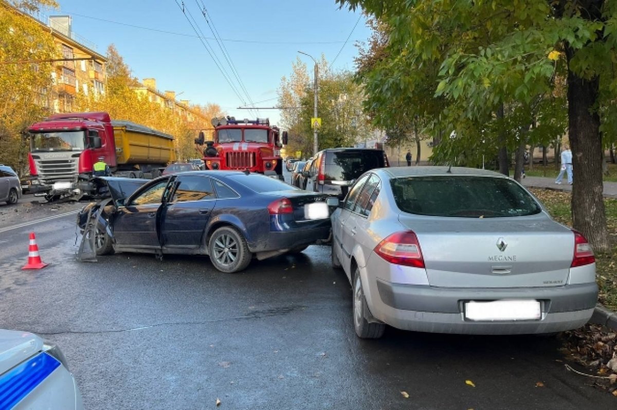   В Кирове иномарка влетела в грузовик на Октябрьском проспекте