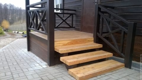  Деревянное крыльцо с перилами и небольшой верхней площадкой