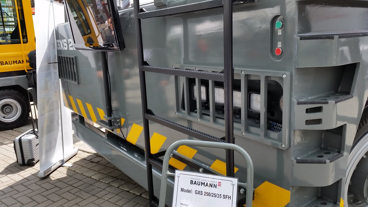 На стенде боковой гигант - погрузчик 25 тонн