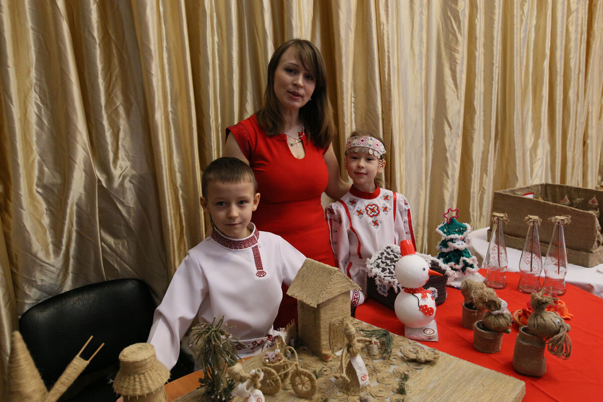 Сцену празднования Сурхури из шпагата с семьей Бородиных представили учитель-логопед Ольга Антонова с дочерью Кирой.