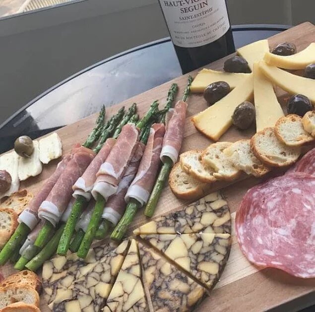 К примеру, если мы обедаем в пафосном ресторане и тут же решаем запостить фото красивого блюда, то у звёзд всё обстоит совсем иначе.