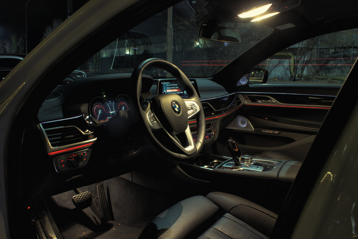 Водительское место – командный пункт: спортивное рулевое колесо, мультиконтурные сиденья, обитые черной кожей Dakota, весь функционал системы iDrive под рукой… А сам салон невероятно удобный, практичный и шикарный одновременно. Это – талант!