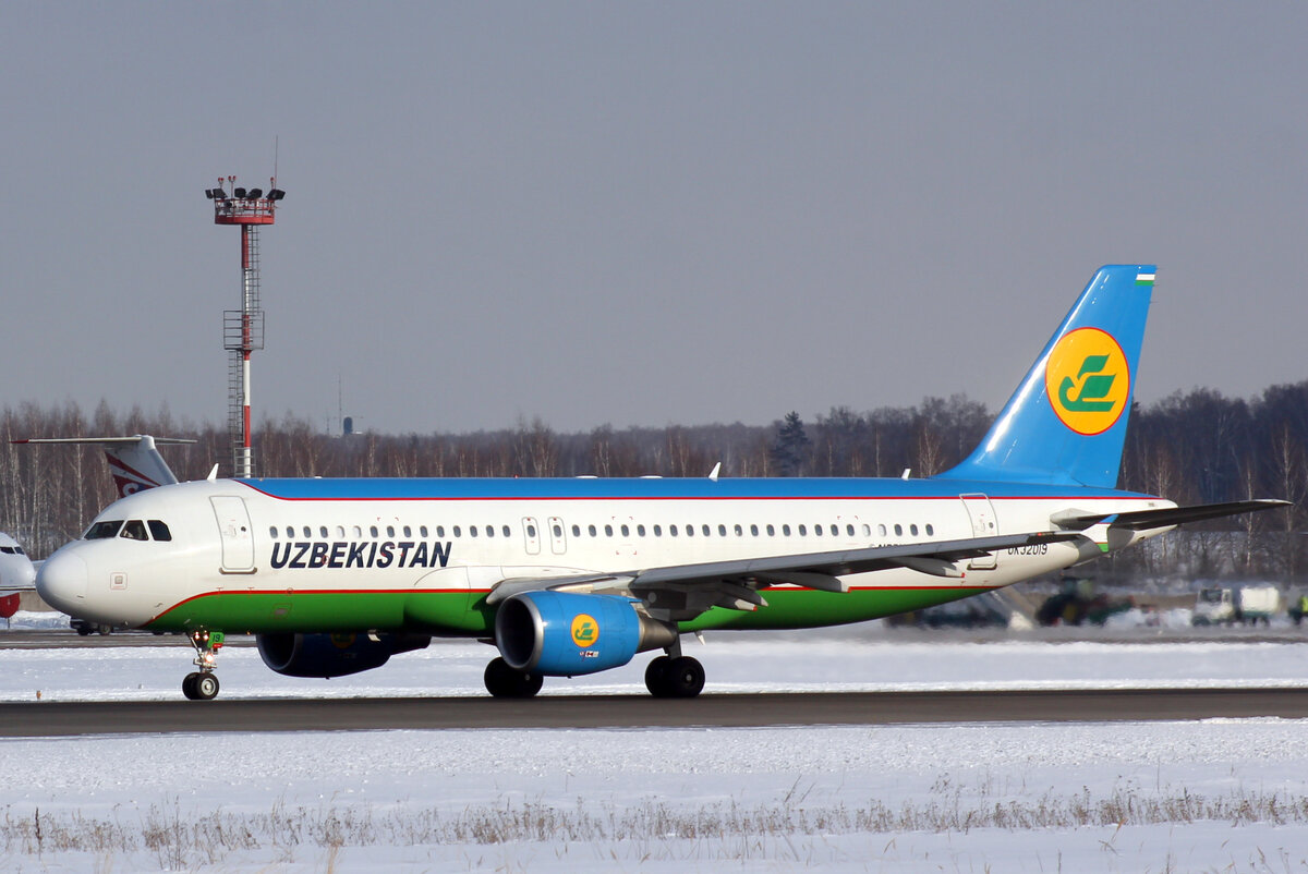 Билет на самолет узбекские авиалинии. Uzbekistan Airways Боинг 757. Аэробус 320-200 узбекские авиалинии. Узбекистан Эйрвейз 757-200.