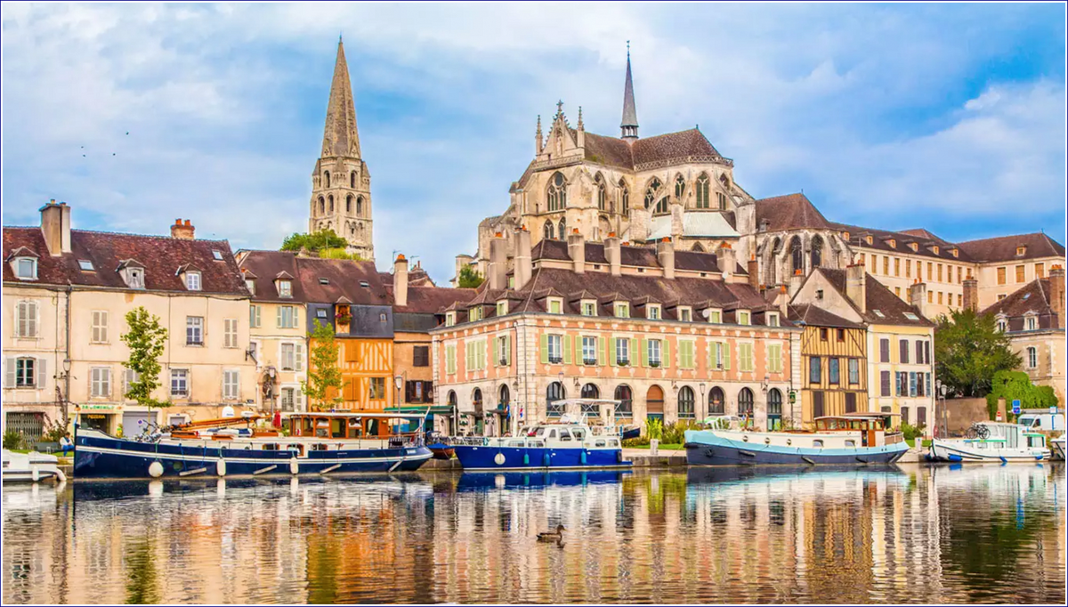 Панорама средневекового города Осер во Франции // фото: france.fr
