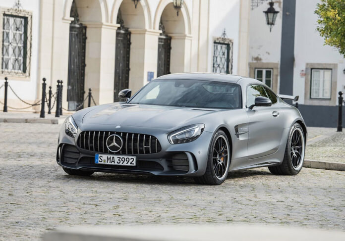 Появились новые подробности о самой мощной и быстрой версии суперкара Mercedes-AMG GT – Black Series. Стало известно, что новинка обзаведется мотором мощностью примерно 650 лошадиных сил. Об этом сообщает Autocar. 
Ожидается также, что модель получит доработанное шасси и улучшенную аэродинамику. Некоторые компоненты обвеса для AMG GT Black Series автопроизводитель позаимствует у гоночной модификации купе, подготовленной по регламенту GT4. Не исключено появление легких стекол из поликарбоната, каркаса безопасности и более широких колес.