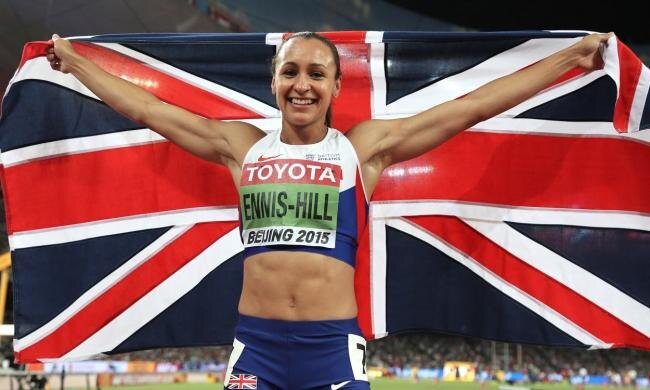 
Джессика Эннис-Хилл, олимпийская чемпионка, завоевавшая славу для британского спорта в многоборье. После Олимпийских игр в Рио она ушла из спорта. Теперь, сделав головокружительную карьеру легкоатлетки Великобритании, она вполне может просто наслаждаться спокойным течением жизни.