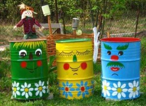 При помощи щетки производят грубую очистку емкости от старой краски и ржавчины. Конечную шлифовку осуществляют наждаком. Поскольку бочку следует покрасить еще и изнутри (даже если она используется для цветов), выберите кисти с длинными ручками.