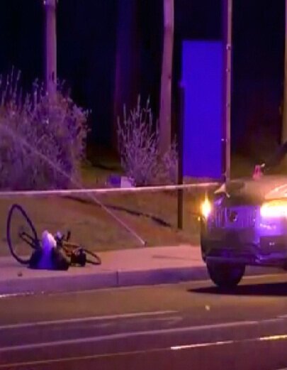 В Темпе, штат Аризона в воскресенье ночью женщина Elaine Herzberg была убита автономным автомобилем Uber. Считается, что это первая пешеходная смерть, связанная с технологией самоуправления. Проект роботизированного автомобиля Uber не оправдал ожиданий. У автомобиля возникли проблемы с движением около высоких транспортных средств. Операторы машин Uber при езде, гораздо чаще вмешивались в процесс авто навигации, чем инженеры конкурирующих автономных автомобильных проектов.
Waymo, ранее известный автомобильный проект Google, сказал, что в тестах на дорогах в Калифорнии в прошлом году его автомобили прошли в среднем около 5600 миль, прежде чем водитель должен был взять под контроль компьютер, чтобы избавиться от неприятностей.
Тем не менее Uber просили проводить больше тест драйвов – на общественных трассах, когда там нет машин.
Ожидается, что в апреле в Аризоне примет участие глава Uber Dara Khosrowshahi, и руководители группы развития компании в районе Феникса.
Такие компании, как Uber, Waymo и Lyft, а также автопроизводители, такие как General Motors и Toyota, потратили миллиарды долларов на самоуправляемые автомобили, полагая, что рынок для них в один прекрасный день может стоить триллионов долларов.
Авария, произошедшая в воскресенье вечером, стала серьезным препятствием для Uber, который теперь пытается улучшить свой имидж.
