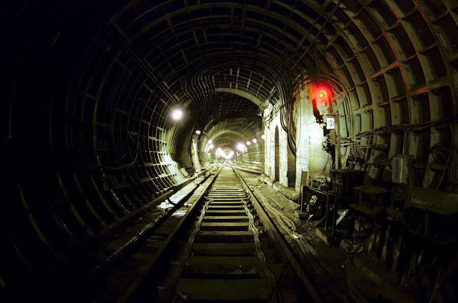 Гермозатворы в московском метро. Эскалаторы в метро санкт-петербурга. Гермозатворы на станциях московского метро. Сокольники (ретропоезд) 81-717. Поезд метро москва.