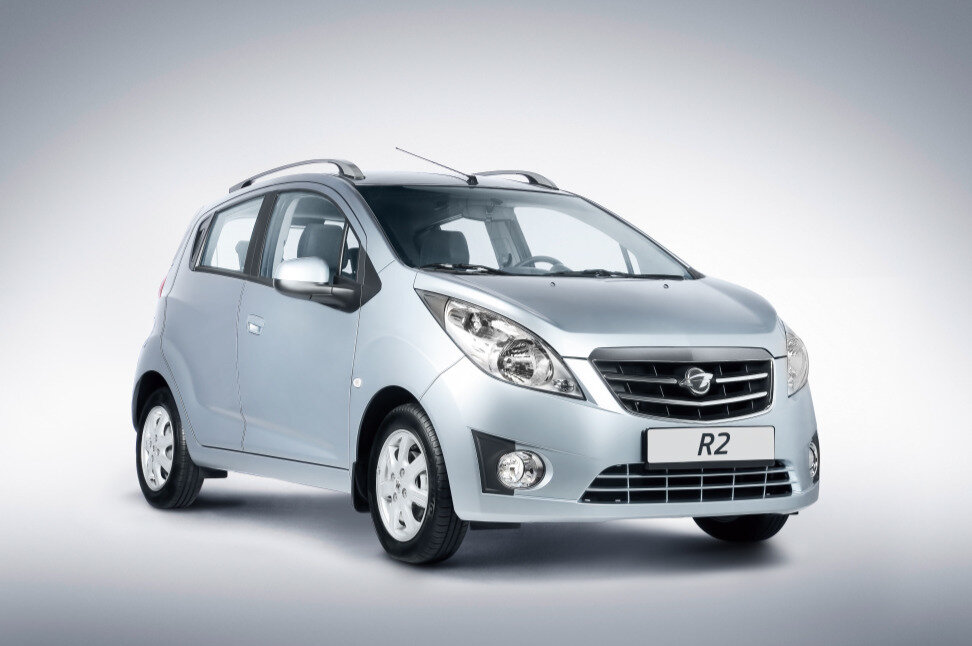     Ravon R2,    Диапазон цен  --  469 000 – 539 000 руб.   Двигатель -- 1.2 (85 л.с.) ,  Оптимальная версия  --  1.2 Optimum за 509 000 руб.   Плюсы  --  Цена, надёжность, оснащение, управляемость, динамика,   Минусы  -- Тесный салон, маленький багажник, жёсткая подвеска   