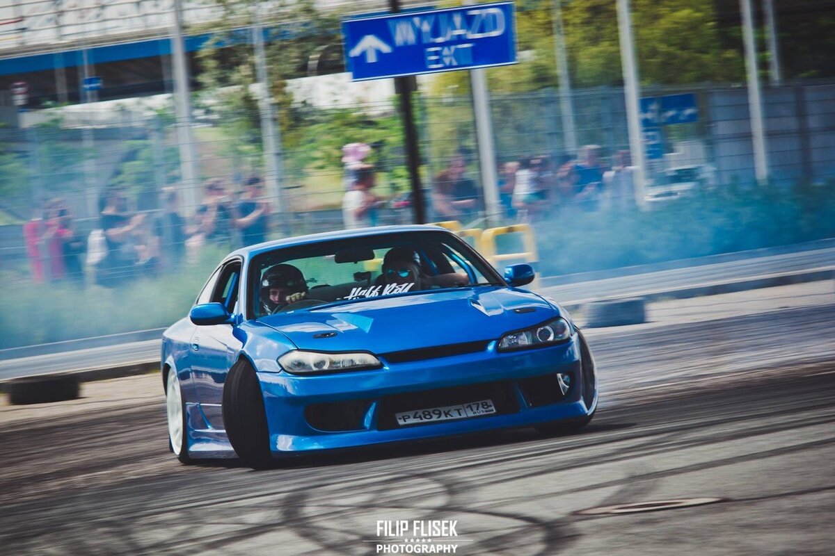 Блогер Сергей Стилов за рулем Nissan Silvia S15 - Фото Filip Flisek