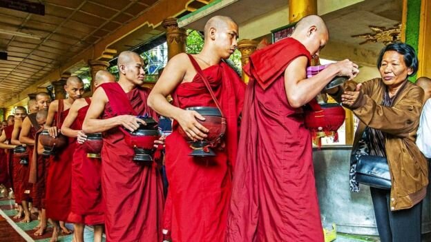Согласно буддистской традиции, в Бирме считается нормой раздавать еду монахам
