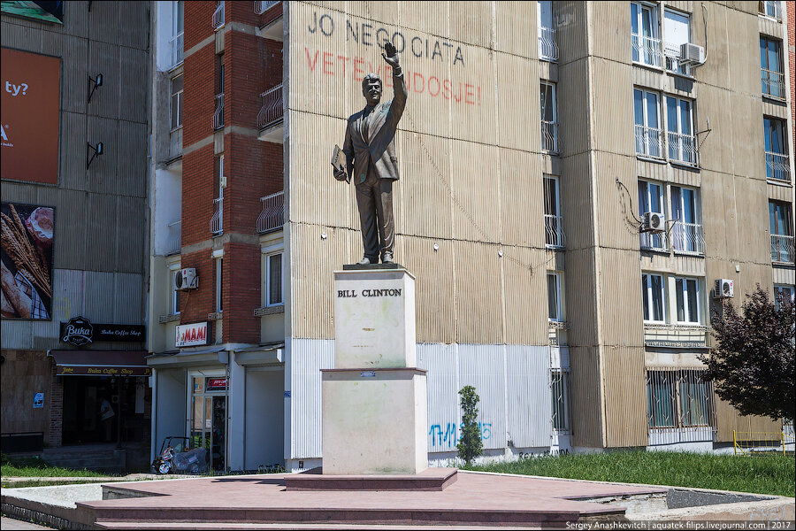 Портрет Биллу Клинтону в центре Приштины

