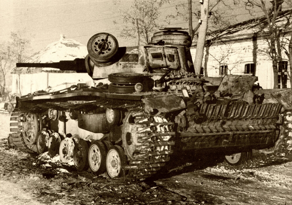 Подбитый немецкий танк Pz.Kpfw. III Ausf. J ранних серий 9-й танковой дивизии вермахта, оснащенный так называемыми «восточными» гусеницами (Ostketten). Зима 1942—1943 г.