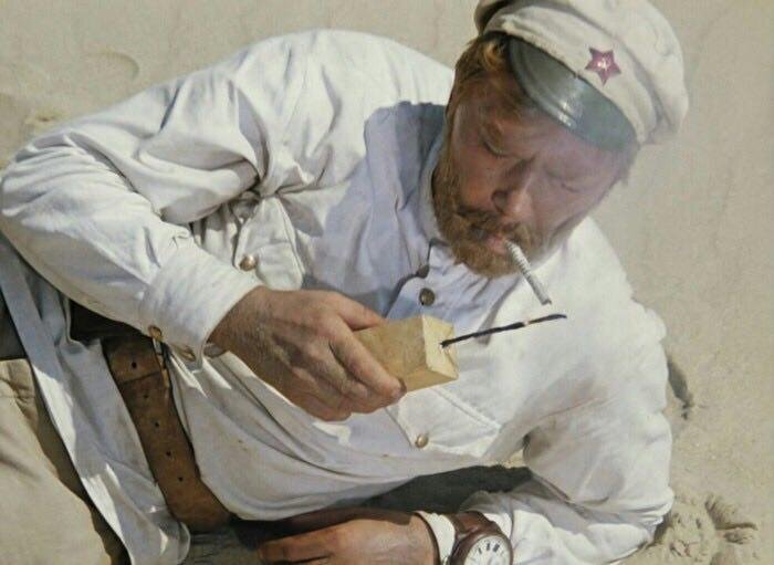 Под Петербургом военный погиб от детонации взрывпакета. По первой версии, мужчина прикуривал от него сигарету.  Сержант-миномётчик Владимир Ушаков праздновал 9 мая вместе с друзьями, в кафе с говорящим названием «Вдрова». В разгар застолья мужчина сказал, что пойдёт покурить и вышел на улицу. После этого его друзья услышали хлопок. 
Когда посетители выбежали на улицу, Ушаков лежал на асфальте с развороченным лицом, а рядом с ним лежал взрывпакет. Мужчина скончался на месте.