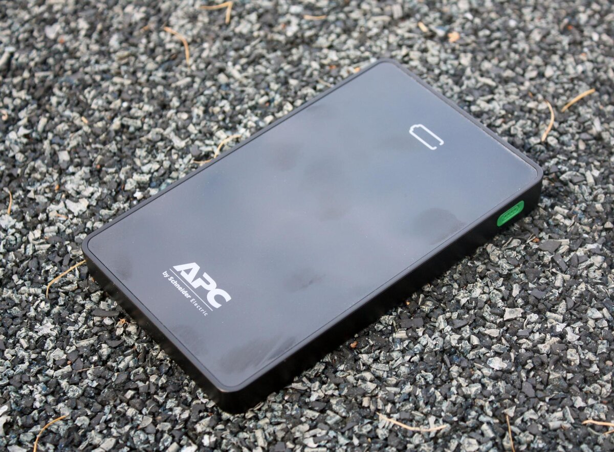 Обзор внешнего аккумулятора APC Mobile Power Pack M10 (M10BK/WH-EC) |  Droidnews.ru | Дзен