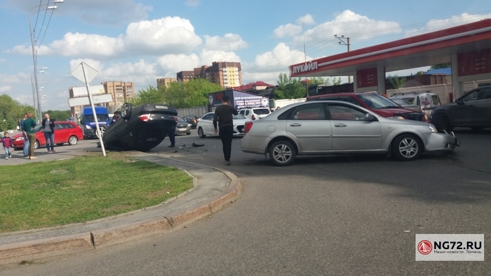 Товарное шоссе 12 Тюмень. ДТП В Тюмени товарное шоссе фото. Авария в Тюмени сегодня 16 мая Хонда. Парковка у налоговой на товарном шоссе.