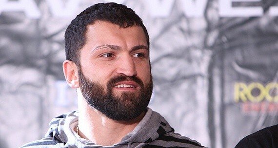 Андрей Орловский о шансах на победу Емельяненко:" Я не сомневаюсь в Саше, он уверенно выиграет поединок, причем досрочно. Знаю, что у него была травма, будем надеяться, она не проявит себя во время боя, а если и проявит, Саша не из тех кто сдается слегка почувствовав боль"