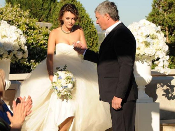 Сдержанная бело-синяя палитра облагораживает несложную композицию букета