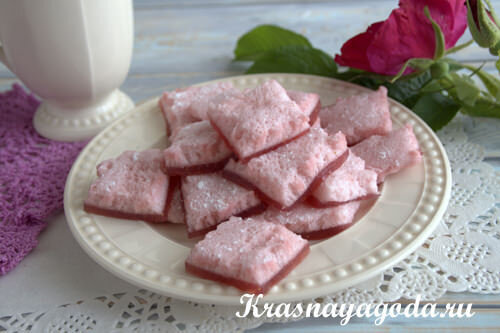 Натуральные  сладости приготовленные в домашних условиях – это целесообразная  альтернатива покупным конфетам и десертам, так как содержат в своем  составе только натуральные компоненты.